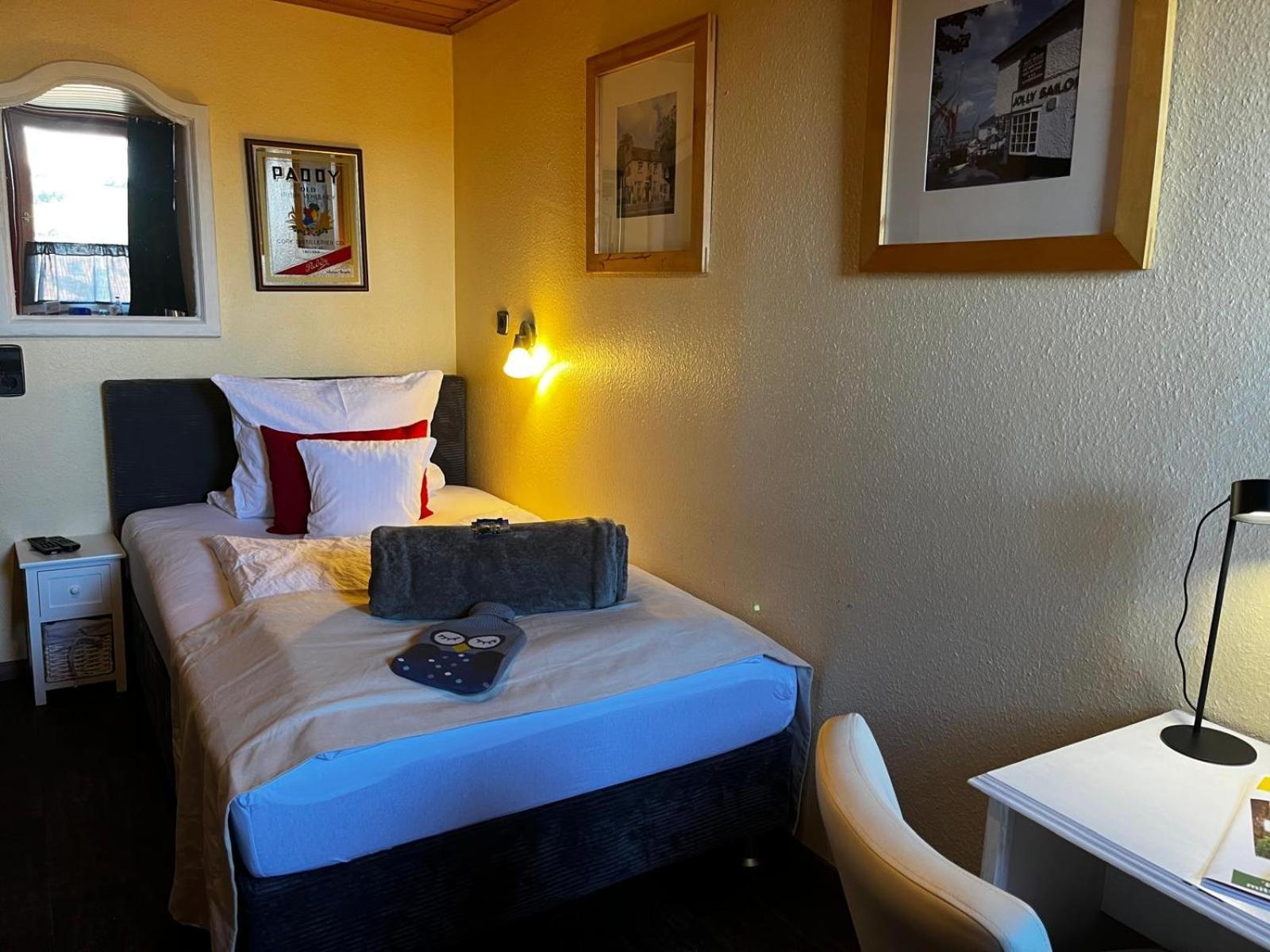 Henblas Hotel Neuenrade Exteriör bild